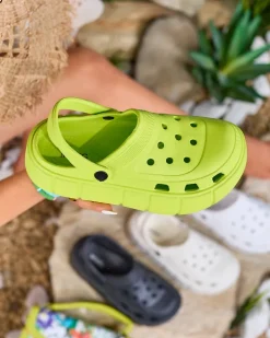 Royalfashion Neonowe zielone klapki damskie z ażurowym wykończeniem Mightty