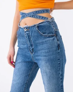 Royalfashion Niebieskie damskie spodnie jeansowe boyfriendy z ozdobnym paskiem