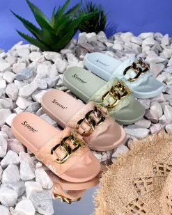 Royalfashion Niebieskie damskie pikowane klapki ze złotym łańcuszkiem Eteris