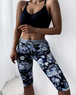 Royalfashion Niebieskie damskie spodenki 3/4 z kwiatowym wzorem