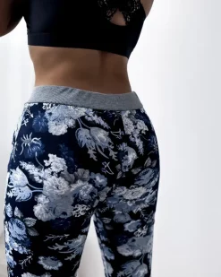 Royalfashion Niebieskie damskie spodenki 3/4 z kwiatowym wzorem