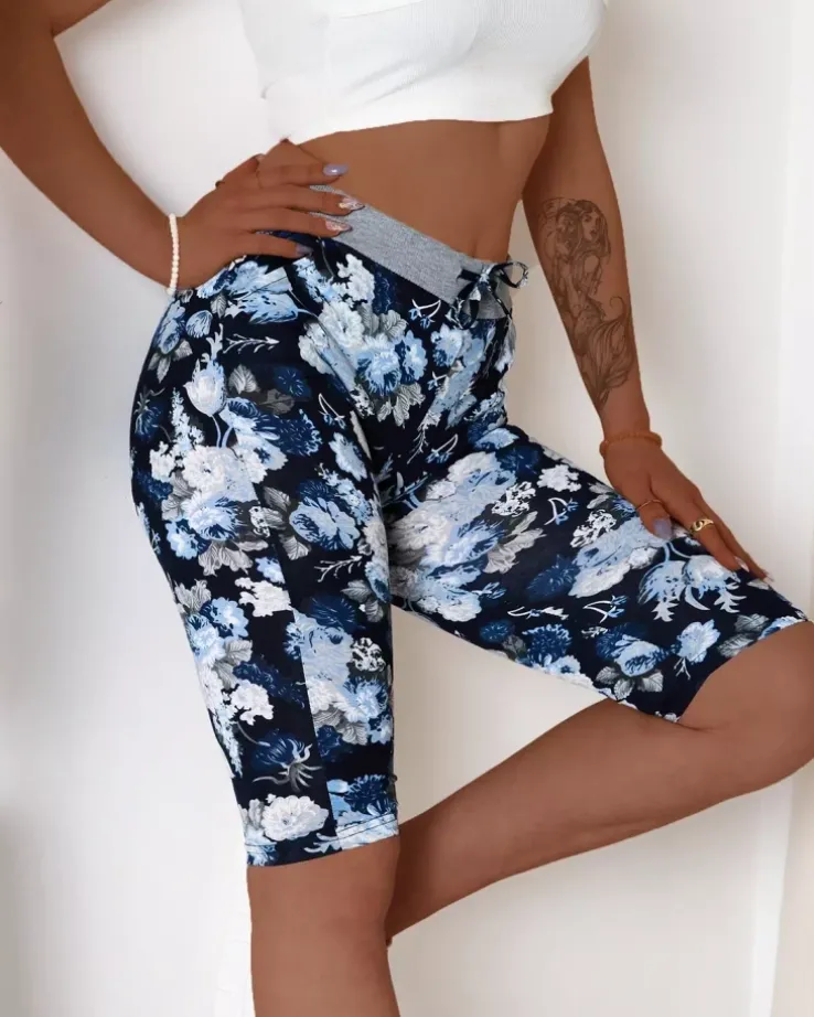 Royalfashion Niebieskie damskie spodenki 3/4 z kwiatowym wzorem