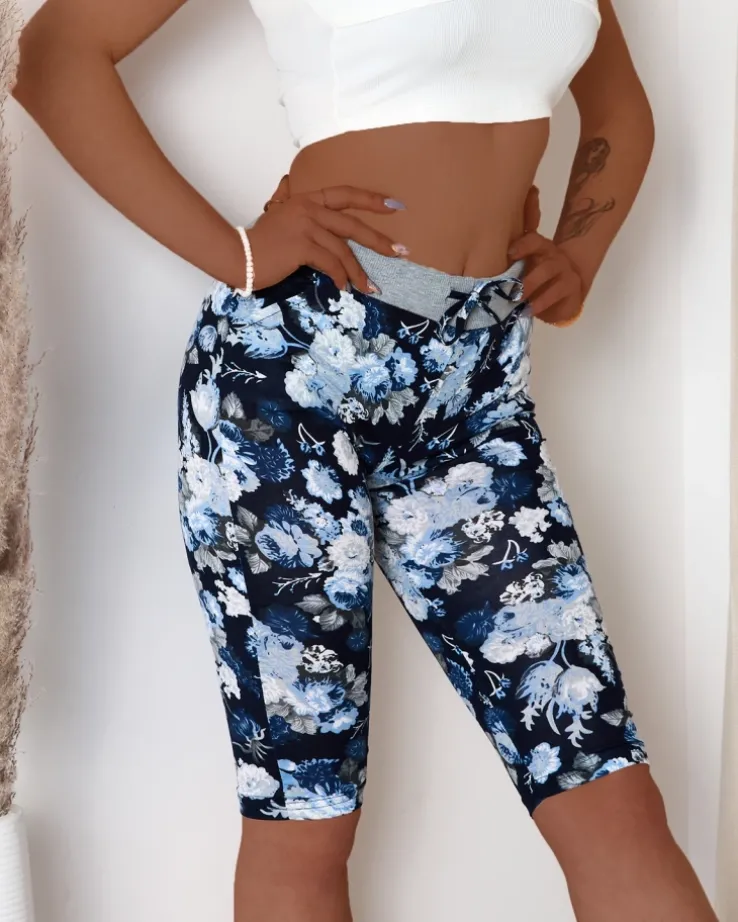 Royalfashion Niebieskie damskie spodenki 3/4 z kwiatowym wzorem