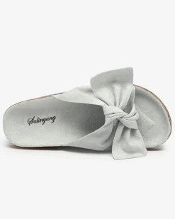 Royalfashion Niebieskie damskie eko-zamszowe klapki z kokardką Ewerka