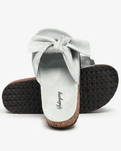 Royalfashion Niebieskie damskie eko-zamszowe klapki z kokardką Ewerka