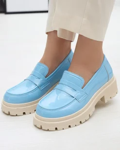 Royalfashion Niebieskie lakierowane mokasyny damskie Noppel