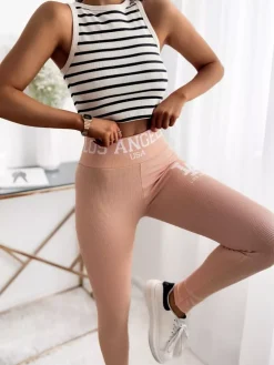 Royalfashion Pudrowe damskie prążkowane legginsy z napisami