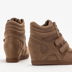 Royalfashion Sneakersy dziewczęce brązowe na krytym koturnie Janomi