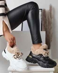 Royalfashion Sportowe czarne buty damskie z futerkiem Flixis