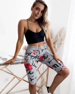 Royalfashion Szaro- czerwone spodenki damskie 3/4 z printem