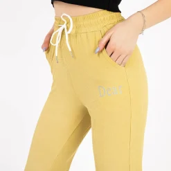 Royalfashion Żółte damskie spodnie materiałowe z naszywką