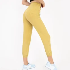 Royalfashion Żółte damskie spodnie materiałowe z naszywką