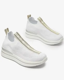 Royalfashion Wsuwane buty sportowe damskie z napisami w kolorze białym Cerppa