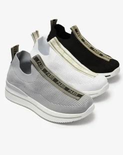 Royalfashion Wsuwane buty sportowe damskie z napisami w kolorze białym Cerppa