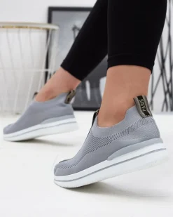 Royalfashion Wsuwane buty sportowe damskie z napisami w kolorze szarym Cerppa