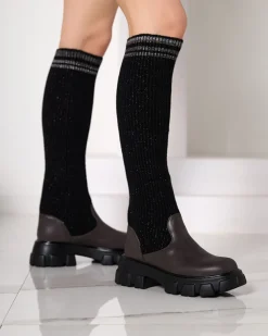 Royalfashion Wysokie wsuwane kozaki damskie w kolorze czarno - brązowym Alerpi