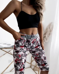 Royalfashion Wzorzyste spodenki damskie 3/4 w kolorze szaro-czerwonym