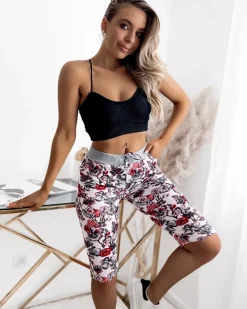 Royalfashion Wzorzyste spodenki damskie 3/4 w kolorze szaro-czerwonym