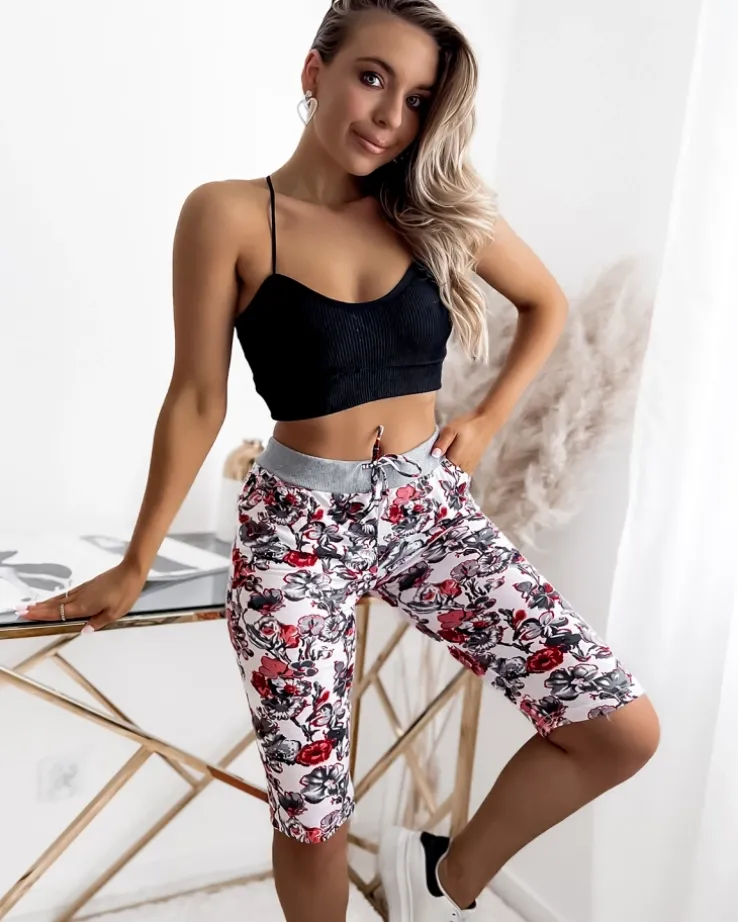 Royalfashion Wzorzyste spodenki damskie 3/4 w kolorze szaro-czerwonym