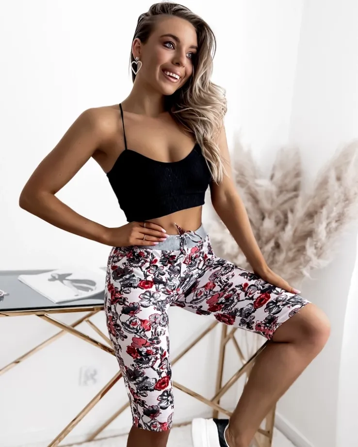 Royalfashion Wzorzyste spodenki damskie 3/4 w kolorze szaro-czerwonym