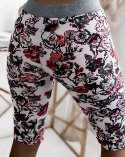 Royalfashion Wzorzyste spodenki damskie 3/4 w kolorze szaro-czerwonym