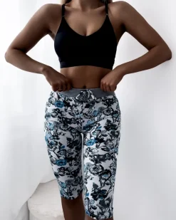 Royalfashion Wzorzyste spodenki damskie 3/4 w kolorze biało- turkusowym