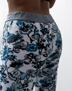 Royalfashion Wzorzyste spodenki damskie 3/4 w kolorze biało- turkusowym