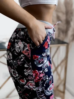 Royalfashion Wzorzyste spodenki damskie 3/4 w kolorze granatowo- czerwonym