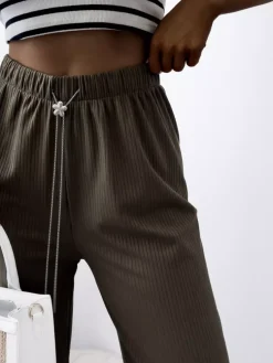 Royalfashion Zielone damskie szerokie spodnie prążkowane