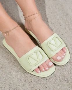 Royalfashion Zielone damskie klapki z eko skóry Cartec