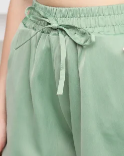 Royalfashion Zielone damskie satynowe krótkie spodenki z kieszeniami