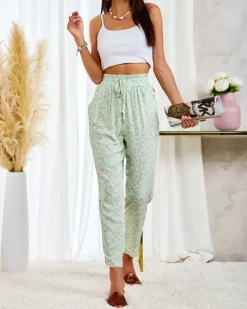 Royalfashion Zielone damskie bawełniane spodnie w kwiaty