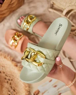 Royalfashion Zielone damskie pikowane klapki ze złotym łańcuszkiem Eteris
