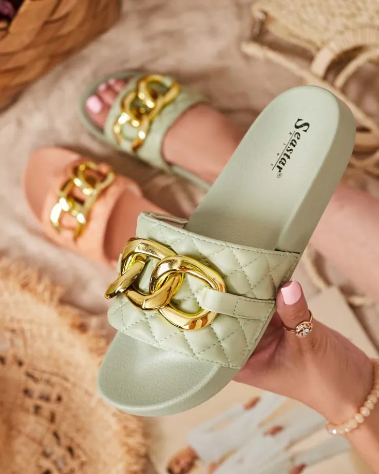 Royalfashion Zielone damskie pikowane klapki ze złotym łańcuszkiem Eteris