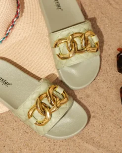 Royalfashion Zielone damskie pikowane klapki ze złotym łańcuszkiem Eteris