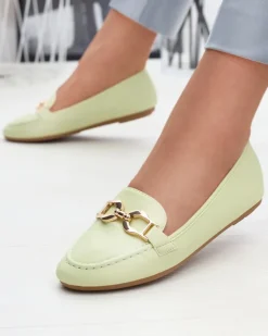 Royalfashion Zielone eko-skórzane damskie mokasyny z ozdobą Wiwet