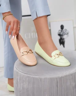 Royalfashion Zielone eko-skórzane damskie mokasyny z ozdobą Wiwet