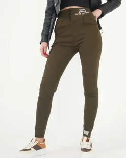 Royalfashion Zielone tregginsy damskie materiałowe z ozdobnymi napisami