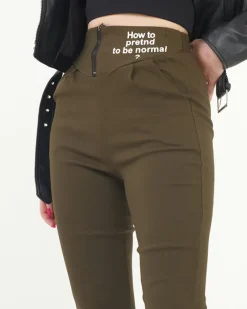 Royalfashion Zielone tregginsy damskie materiałowe z ozdobnymi napisami