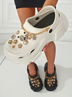 Sandały Caligae Aurelia Bianca z ozdobami chain w stylu glamour