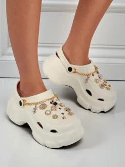 Sandały Caligae Aurelia Bianca z ozdobami chain w stylu glamour