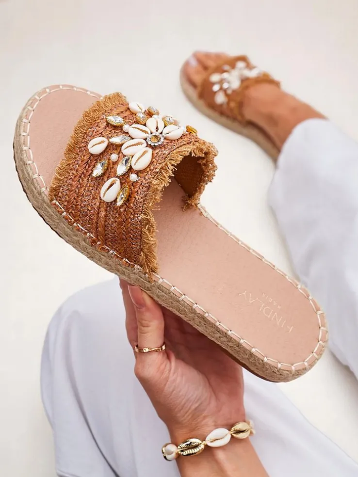 Sandały Royalfashion Callista Boho Camel na płaskiej platformie z muszelkami