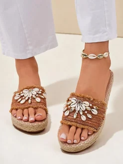 Sandały Royalfashion Callista Boho Camel na płaskiej platformie z muszelkami