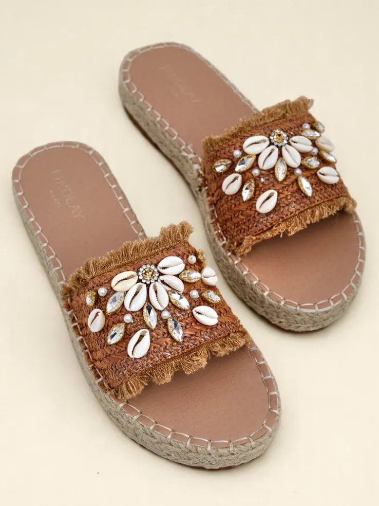 Sandały Royalfashion Callista Boho Camel na płaskiej platformie z muszelkami