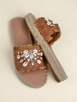 Sandały Royalfashion Callista Boho Camel na płaskiej platformie z muszelkami