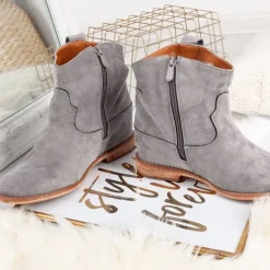 Szare kowbojki na koturnie Bertold - Obuwie