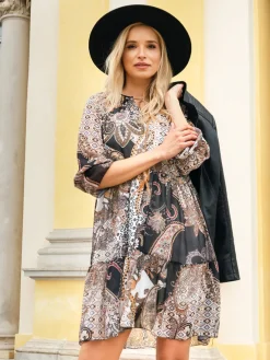 Wzorzysta beżowa krótka sukienka- Odzież