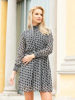 Wzorzysta sukienka z półgolfem- Odzież